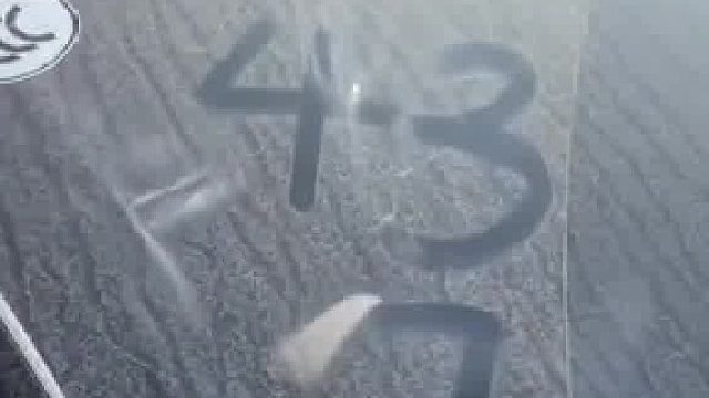 到底是谁有问题 男子发现车窗被写算术题 网友：把我整不自信了