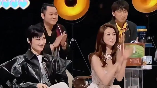 拿薛凯琪裙子盖腿的李宇春