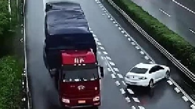 你可以说害怕货车。但是你永远不要怀疑货车司机的开车技术