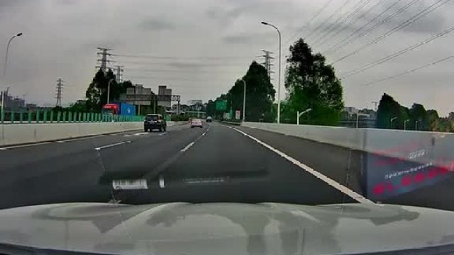 硬生生把老子逼下高速。。。。。