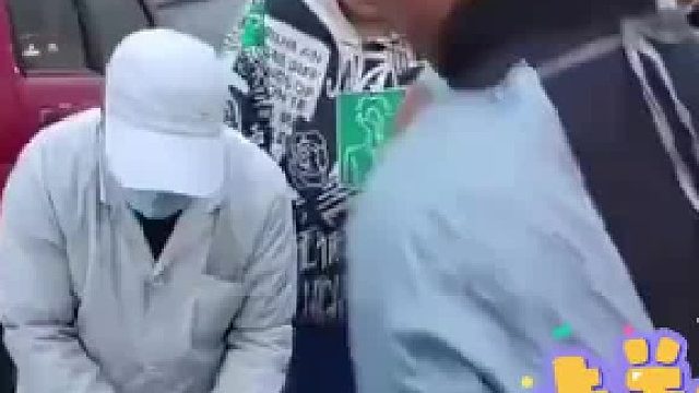 顾客要1斤切糕，没想被切4斤转头就走，老板：站住，我报警了！
