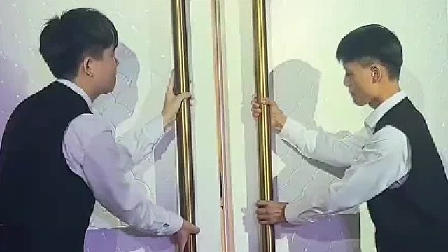 婚礼现场，新郎兄弟假扮成新娘，把新郎吓了一跳，全场都笑翻了