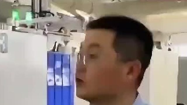 老板用机器监控员工摸鱼，只要离岗机器就一直持续扣工资