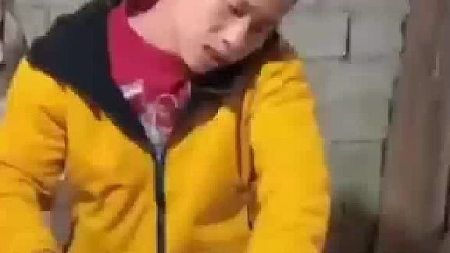 男子假装在砍排骨