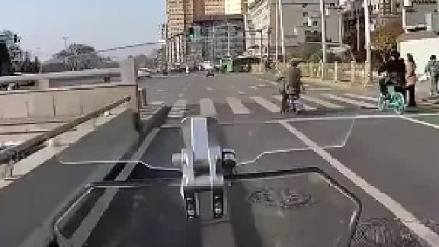 男子骑摩托车遇到突然拐弯的大爷，听到喇叭声音也完全不在乎
