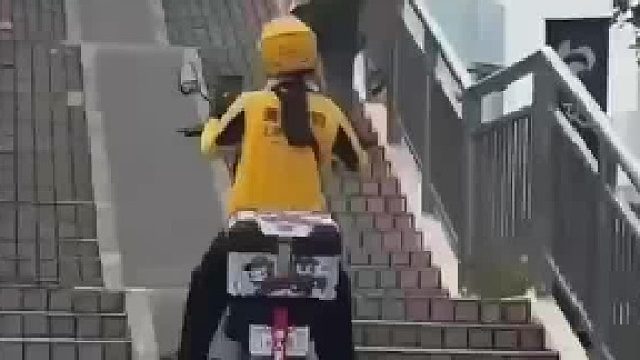 女骑手骑车上天桥大爷明明看见有人还非要往下走