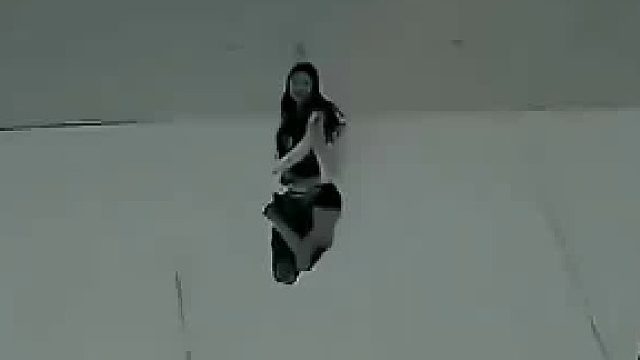 女子穿裙子逛博物馆