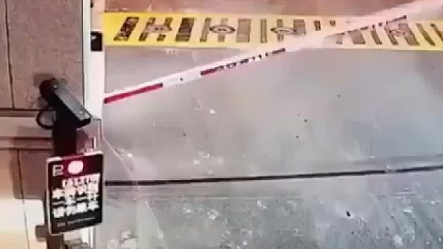 汽车正常行驶出小区，停车杆也正常放行，路障突然升起气坏车主
