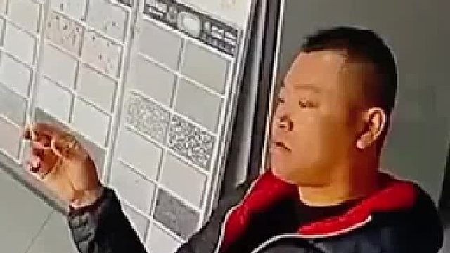 男子手举香烟波澜不惊地看着面包车冲进自己店里