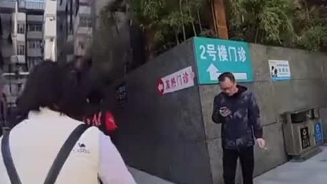 你最好不要说话，就算你长了嘴。因为你一说话就想肘你