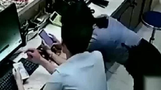 俏皮女孩遇直男，动作暗示超明显，直男却傻乎乎没反应