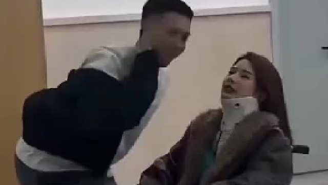 她只是脖子受伤，手又没受伤