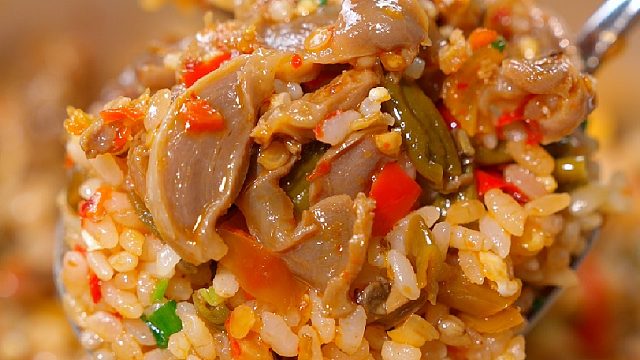 晚上不想点外卖就开一瓶酸辣鸡杂拌上白米饭