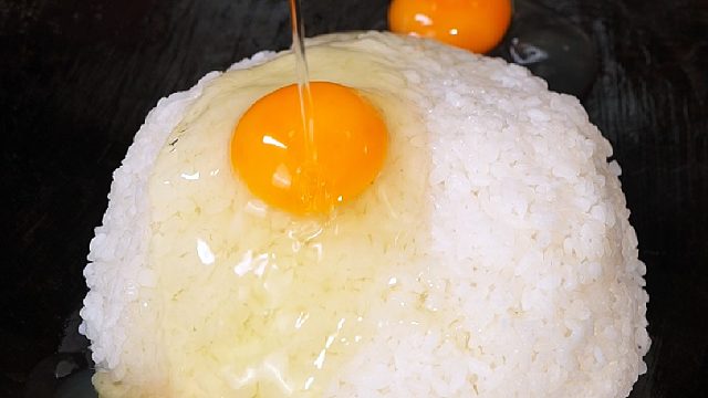 这个家伙还真被他装到了，粒粒分明的蛋炒饭你也可以去试试