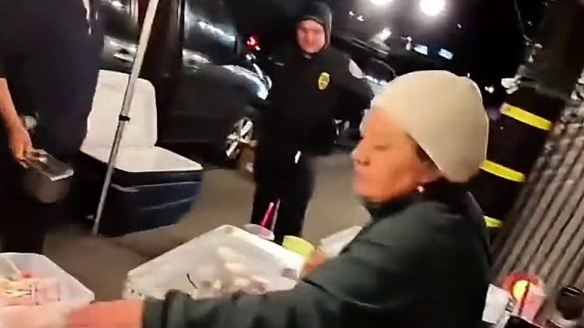 老墨热狗摊 警察被老墨的香肠热狗征服 邀请老墨去警局