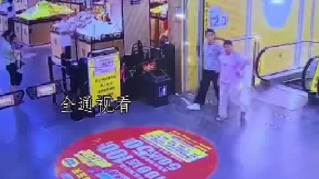 超市入口人来人往突然发生了这样一幕