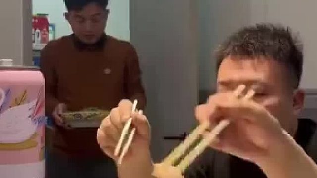 顾客在老板面前开玩笑，结果万万没想到，网友：这种玩笑要等菜上齐了再开