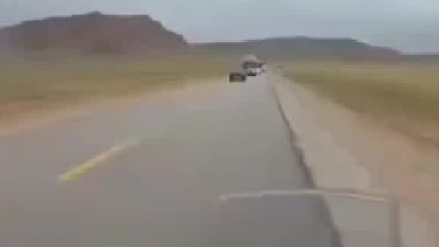 男子骑行川藏线 遇到一群逆行汽车 将他逼到无路可走
