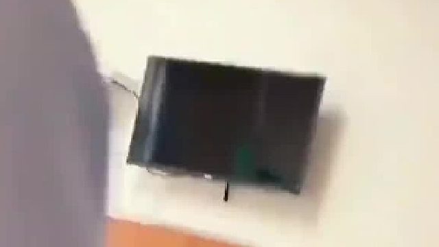 抓住护士的手腕不让走，患者让女孩误会，还以为是在表白！