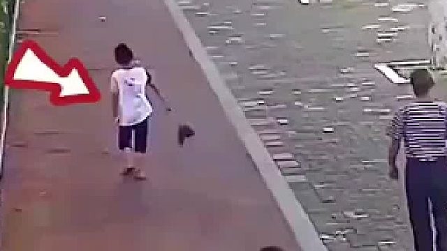 遵守交规并非小事！监控拍下事故发生的这一幕引人警醒