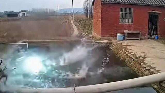农村电线杆倒入鱼塘 堪比司空震开大 太震撼了