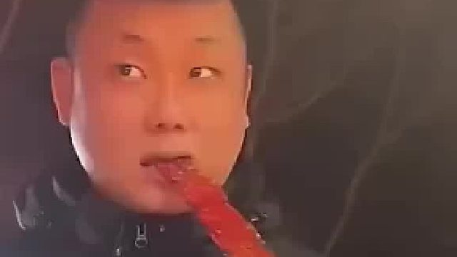 男子觉得糖葫芦挺好吃，询问老板为什么不去学校门口卖，老板一句话给人整沉默