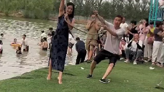 这绳子不应该系在娘们手上，应该绑在她的脖子上
