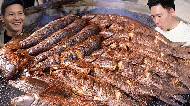 跟着老师傅赶早集，卖武夷山非遗熏鱼，一出锅就被抢光了！