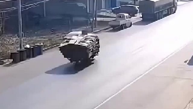 白车路上掉头，货车一直按喇叭，好心的货车司机也是很无奈了