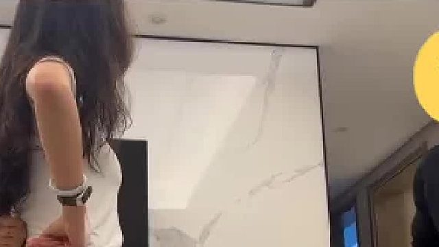 女子为与闺蜜一起睡觉，和闺蜜老公展开“鏖战”。
