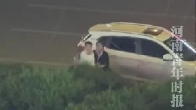 夫妻路边争吵引发推搡，女子将丈夫推进路边草丛里，矛盾瞬间转移