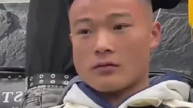 理发师在顾客头上划了一刀，没想到用力过猛……