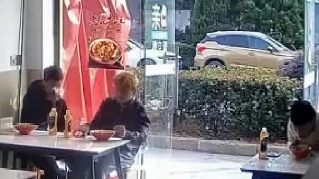人家说不定出去买烟了，没准会回来的