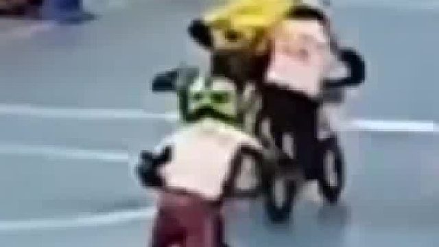 赛场上的伤会愈合，被玷污的童年呢？谁在教唆？教练的“战术”还是家长的“纵容”？