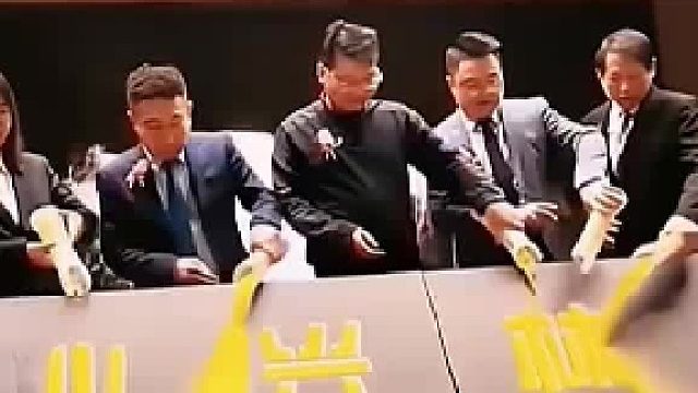 幸亏了旁边的大哥呀！