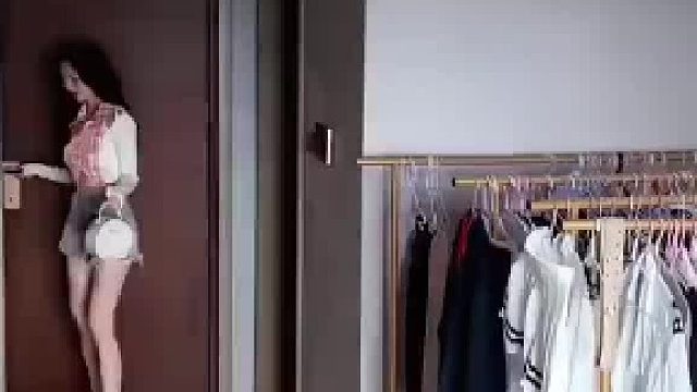 回到家看到这一幕吓 一跳.羞羞的