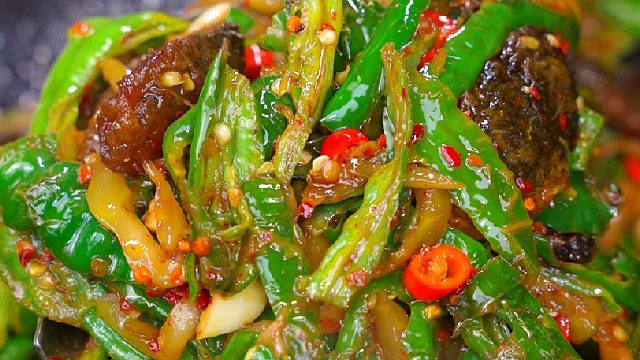 两个皮蛋几个辣椒一包榨菜做道下饭神器，香到米饭不够吃