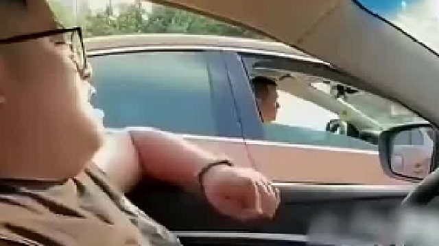小伙等红绿灯时，发现旁边车子后退，下秒操作只有老司机才懂！