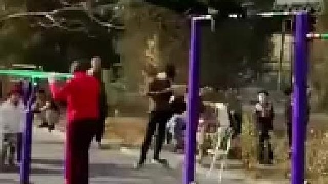 大爷在单杠上做大回环，跟经过的孩子撞了个正着