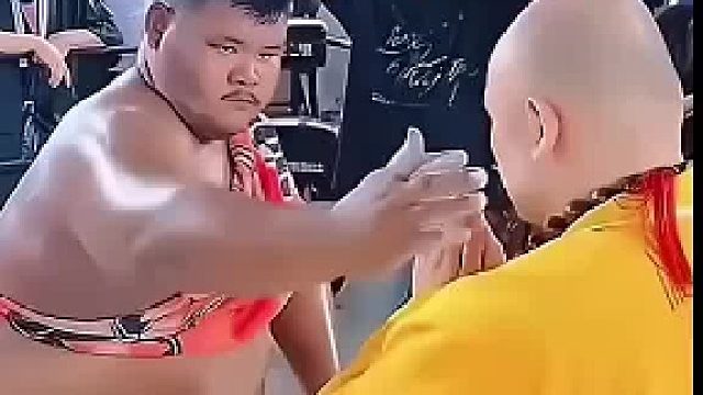 如果听不懂佛语，那贫僧也略懂一些拳脚