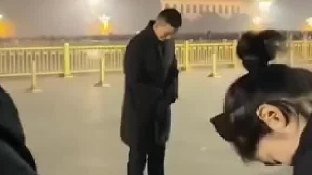 北京女生和兵哥哥一对视就笑