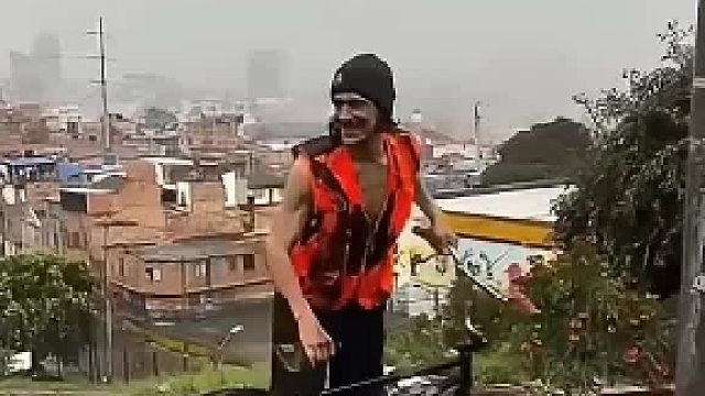 不会走一起吗？拿着单车。