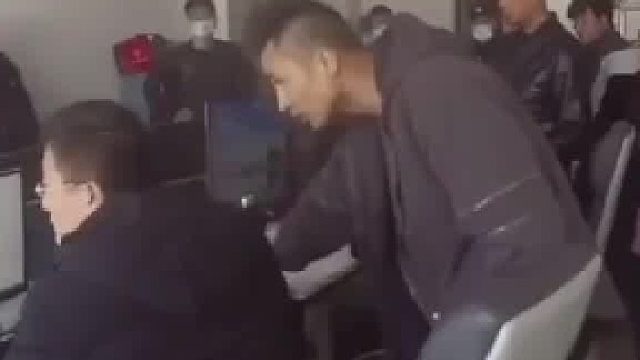 猜猜为什么安排在你旁边