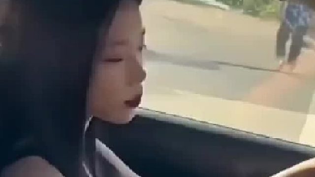 女子考试完下车，没想到后车直接怼了上来！考试成绩还合格吗？