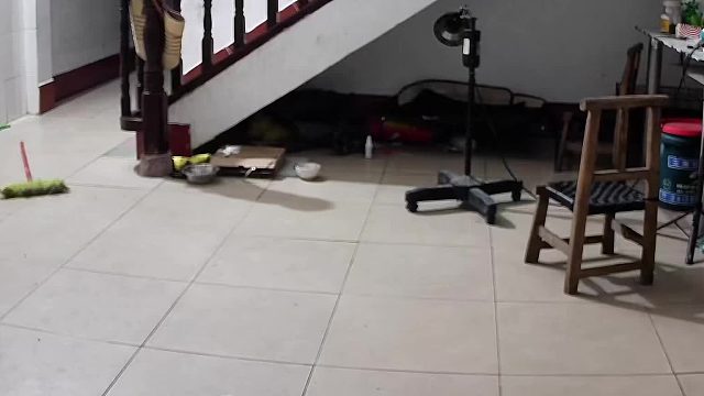 抛起来，再迅速起跳摁下去
