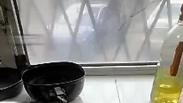 老板娘慢火加热芝士酱，往上一淋 菜瞬间就有了灵魂