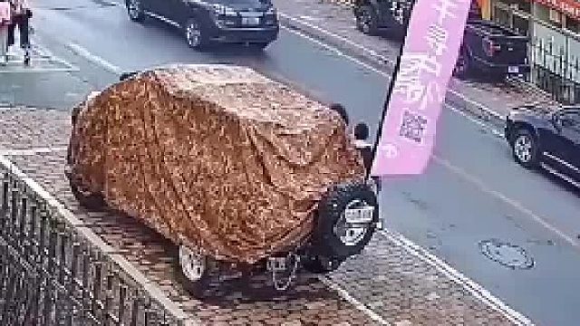 逆行尼桑不顾鸣笛提醒，直接怼上正常行驶的宾利，这下损失大了