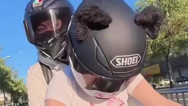 女友骑车载男友，手上的动作了亮了，机会留给准备的人，，，，，