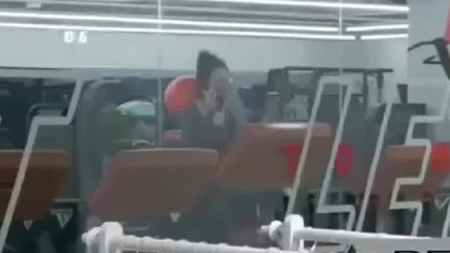 让她拍一张吃生菜的照片过来