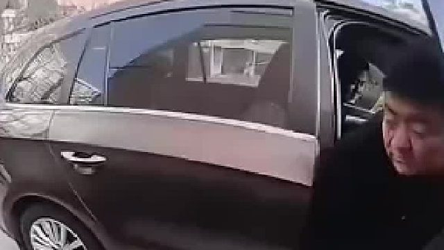 车辆停在车位上，遭陌生男子“开门杀‘’